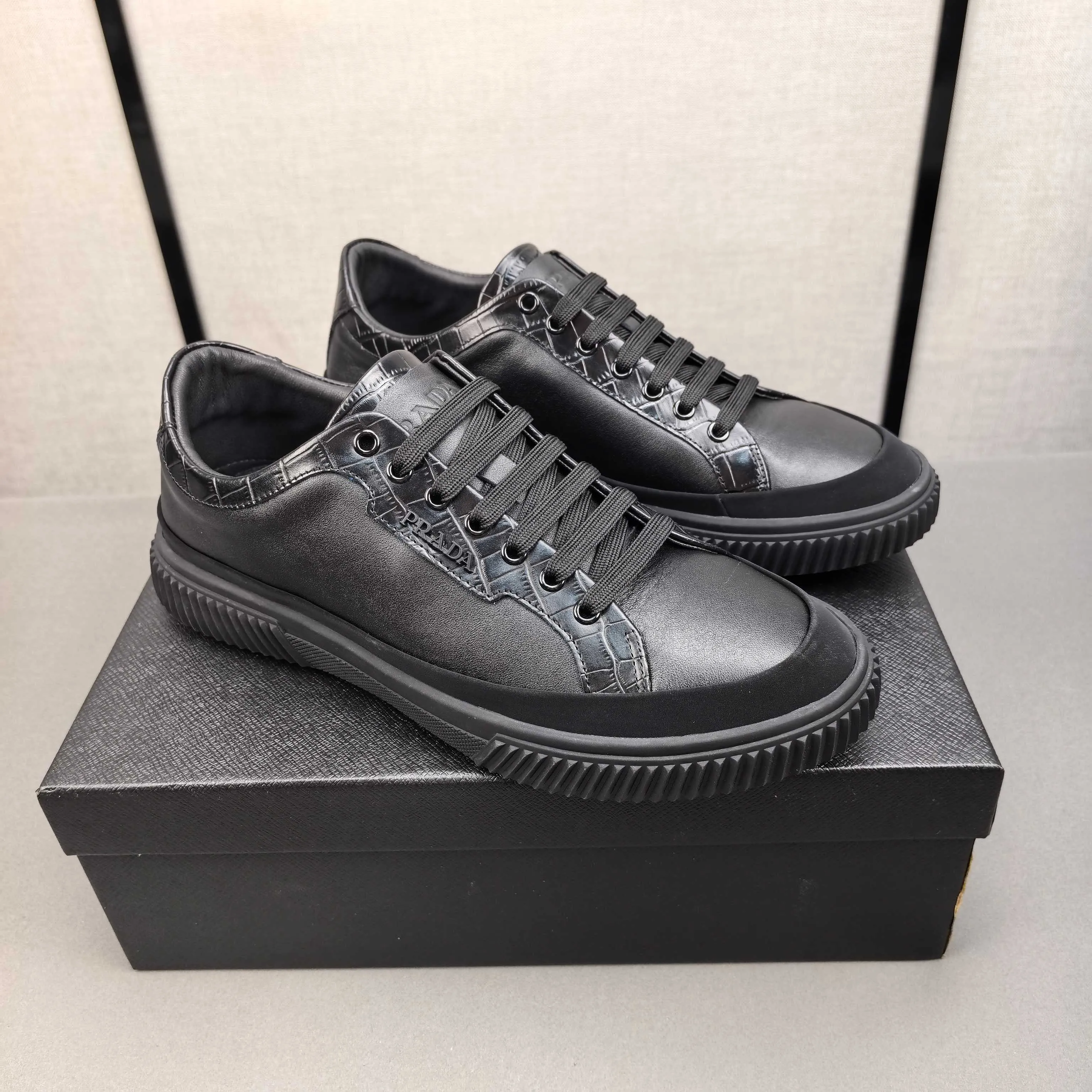PP400👟👟👟Prada set off the audience! Prada, an international brand that is constantly innovating, this men's casual shoe, the original version, made of cowhide leather at a ratio of one to one at the store, with leather feet and rubber non-slip outsole, breathable and comfortable, quality speaks for itself👄38-44